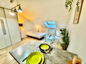 a room with a table with yellow plates on it at Le Chaleureux in Marignier