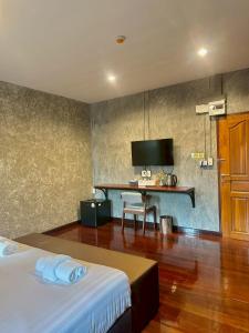 a hotel room with a bed and a desk at Momento House in Phra Nakhon Si Ayutthaya