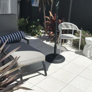 2 chaises et une lampe sur la terrasse dans l'établissement Courtyard Pool Studio Private Luxe Retreat, à Coal Point
