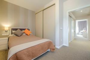 MajdanにあるSpokojny apartament 70m2 pod Warszawąのベッドルーム1室(オレンジ色の枕付きのベッド1台付)