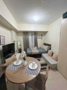 Μια τηλεόραση ή/και κέντρο ψυχαγωγίας στο Cebu IT Park Stay Cozy Condo with Netflix, WiFi & Pool View +16 φωτογραφίες