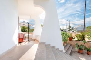 - une vue depuis le balcon d'une maison aux murs blancs dans l'établissement I 4 Venti, à Melendugno