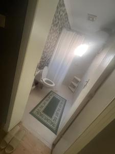 an overhead view of a bathroom with a toilet and a sink at غرفة وصالة الجوري 3 ابواب ذكية in Dammam +1 photo