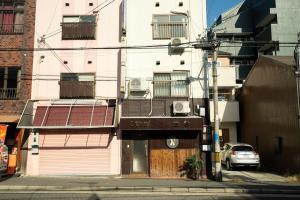 ein Gebäude mit einer Tür an der Seite einer Straße in der Unterkunft otani 201 in Osaka