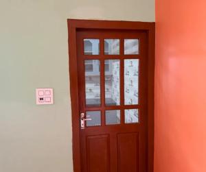 una puerta en una habitación con una pared roja en Stay Enjoy, en Jāmb