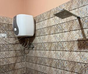 Un dispensador de jabón en la pared de un baño. en Stay Enjoy, en Jāmb