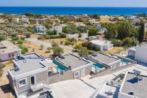 une vue aérienne d'une maison avec piscine dans l'établissement Villa Amethyst Gem by Villa Plus, à Gennadi