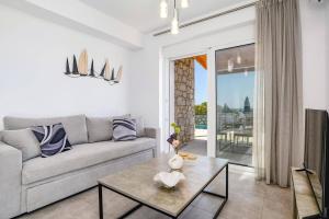 un salon avec un canapé et une table dans l'établissement Villa Amethyst Gem by Villa Plus, à Gennadi