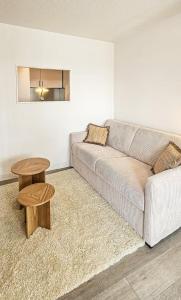 een woonkamer met een bank en een tafel bij Vue mer in La Rochelle