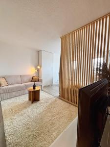 een woonkamer met een bank en een tv bij Vue mer in La Rochelle