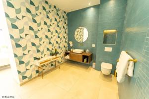 ein Badezimmer mit Waschbecken, Toilette und Spiegel in der Unterkunft Modern Villa in Philipsburg with 450 m² and Pool in Dawn Beach + 43 Fotos