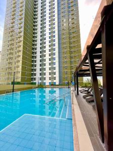 Πισίνα στο ή κοντά στο Cebu IT Park Stay Cozy Condo with Netflix, WiFi & Pool View