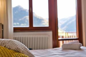 MoggioLa Terrazza di Aurora的一间带床的卧室，可欣赏山景