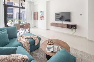 Dubai MarinaにあるFrank Porter - Loreto 3のソファとテーブルのあるリビングルーム