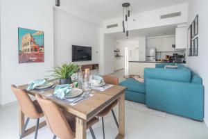 Dubai MarinaにあるFrank Porter - Loreto 3のダイニングルーム(椅子、青いソファ付)