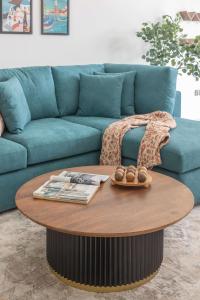 Dubai MarinaにあるFrank Porter - Loreto 3のリビングルーム(コーヒーテーブル、青いソファ付)