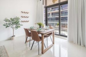 Dubai MarinaにあるFrank Porter - Loreto 3のテーブルと椅子と窓のあるダイニングルーム