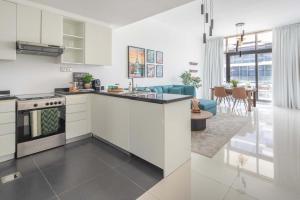 Dubai MarinaにあるFrank Porter - Loreto 3の白いキャビネット付きのキッチン、リビングルーム +13枚の写真