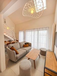 een woonkamer met een bank en een tafel bij Le Berlioz in La Rochelle