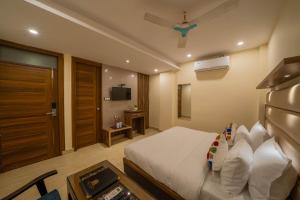 Perfectstayz Premium at Harkipauri Road - Ganga view rooftop cafe photo 5