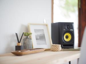Una mesa con un altavoz y una imagen y una imagen. en Casa MaVi - Vineyard with heated pool, en La Vegueta 64 fotos más