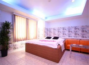 Postel nebo postele na pokoji v ubytování ホテル 白雪姫 -水島インターチェンジ隣- + 4 fotografie