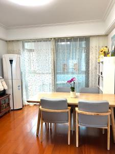 une salle à manger avec une table et des chaises dans l'établissement Judy and George's Shanghai Homestay near Hongqiao Airport and Train Station, à Shanghai