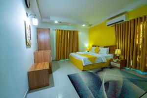 Ένα ή περισσότερα κρεβάτια σε δωμάτιο στο Manaf Hotel Suites +5 φωτογραφίες