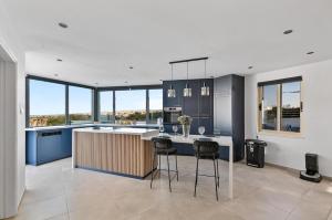 Η κουζίνα ή μικρή κουζίνα στο Villa Panorama by Ezoria Villas