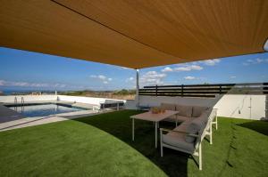 Πισίνα στο ή κοντά στο Villa Panorama by Ezoria Villas