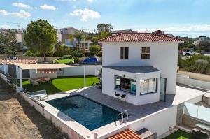 Πισίνα στο ή κοντά στο Villa Panorama by Ezoria Villas +26 φωτογραφίες