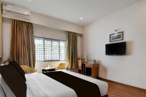 TV i/ili multimedijalni sistem u objektu Super Townhouse Oak Sri Mahadeshwara Convention Centre Formerly Shri Aprameya Resort