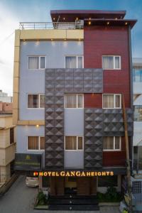 un bâtiment avec une enseigne sur la façade dans l'établissement Perfectstayz Premium at Harkipauri Road - Ganga view rooftop cafe, à Haridwar