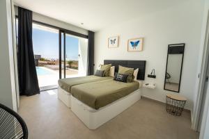 Postel nebo postele na pokoji v ubytování Casa Horizon, piscine chauffée, Lajares + 55 fotografií