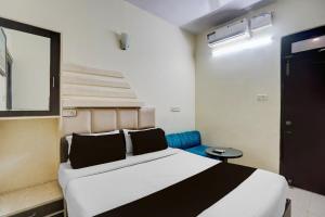 Ένα ή περισσότερα κρεβάτια σε δωμάτιο στο Collection O Jhalwar Road