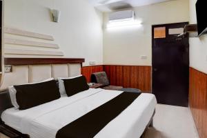 Ένα ή περισσότερα κρεβάτια σε δωμάτιο στο Collection O Jhalwar Road