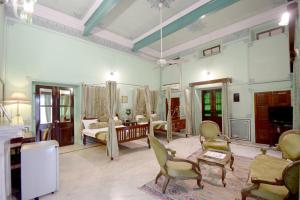 The Hari Mahal-A Luxury Heritage Suit Jaipur City Centre في جايبور: غرفة معيشة كبيرة مع سرير وكراسي +32 صورة
