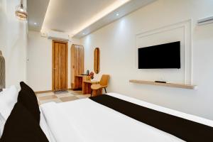 Μια τηλεόραση ή/και κέντρο ψυχαγωγίας στο Townhouse Oak Lahartara Railway Bridge Near Bus Stop