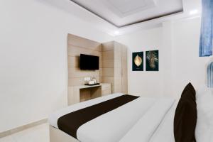 TV a/nebo společenská místnost v ubytování Super Hotel O Heera Nagar Formerly Cosy stay
