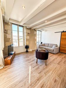 Posezení v ubytování Le Toit du Marché à 5 min du port