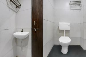 ein Badezimmer mit Toilette und Waschbecken in der Unterkunft Super Collection O Palampur Surat Formerly Hotel Royal Paradise in Bhatha