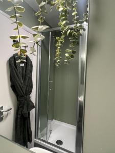 un bagno con doccia, lavandino e specchio di Premier Student Housing a Londra Altre 21 foto
