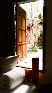ein Fenster mit Blick auf einen Innenhof im Freien in der Unterkunft Boutique House Nipha in Chiang Mai + 112 Fotos