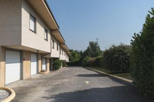 an empty street in front of a building at Motel Venecia in Taboadela