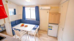 Kuchyň nebo kuchyňský kout v ubytování Happy Camp Mobile Homes in Brioni Sunny Camping