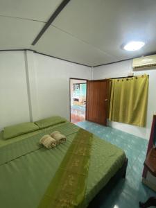 Giường trong phòng chung tại Pineapple Resort Sam roi yot