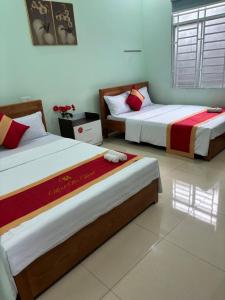 クアンガイにあるMINH THU MOTELのホテルの部屋にはベッドが2つあり、 +11枚の写真