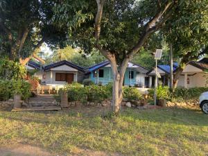 a house with a tree in the yard at Pineapple Resort Sam roi yot in Sathani Sam Roi Yot
