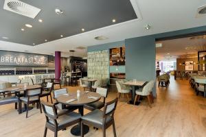 une salle à manger avec des tables et des chaises dans un restaurant dans l'établissement Premier Inn Berlin City Centre, à Berlin