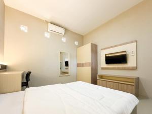 Ένα ή περισσότερα κρεβάτια σε δωμάτιο στο Kinara Homestay RedPartner Near Sleman City Hall